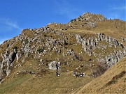 57 Dal basso...Passo di Grialeggio (1690 m), Baita Venturosa del Giacom (1834 m), cima Venturosa (1999 m)